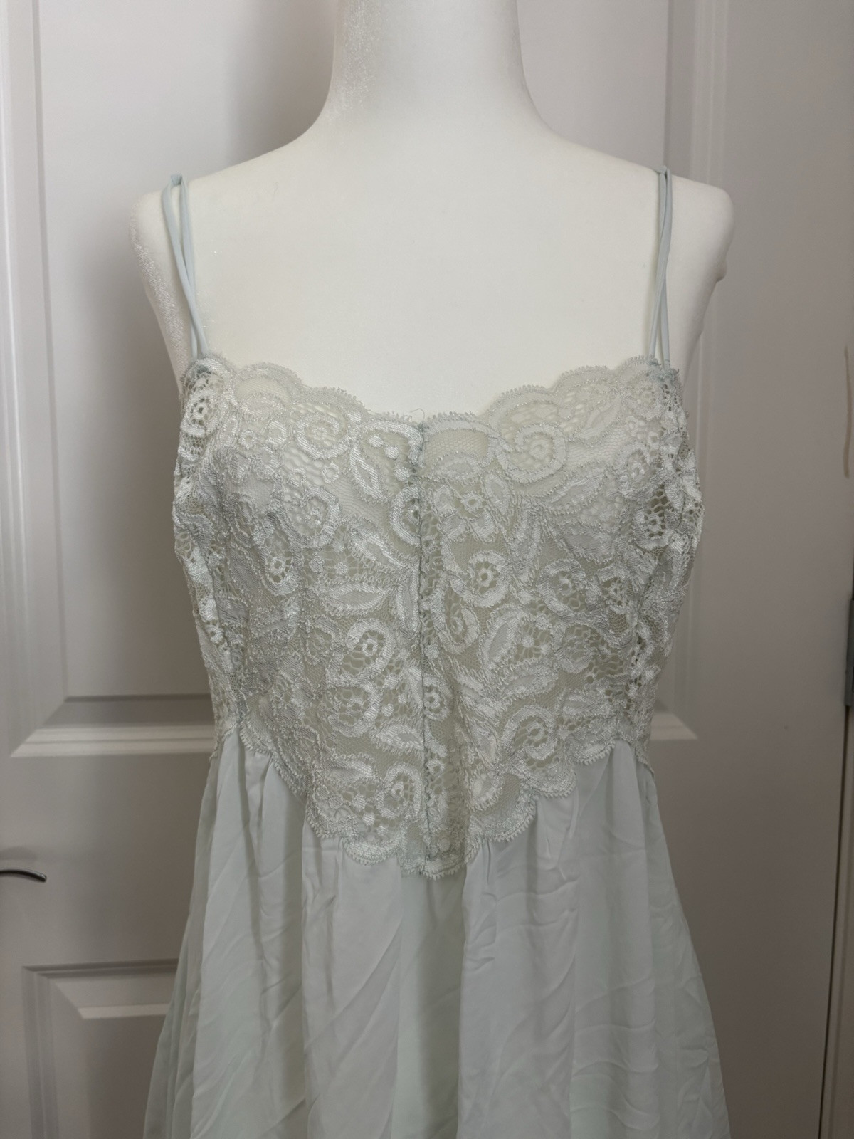 VIOLETS AND ROSES VTG MINT LACE SLIP DRESS