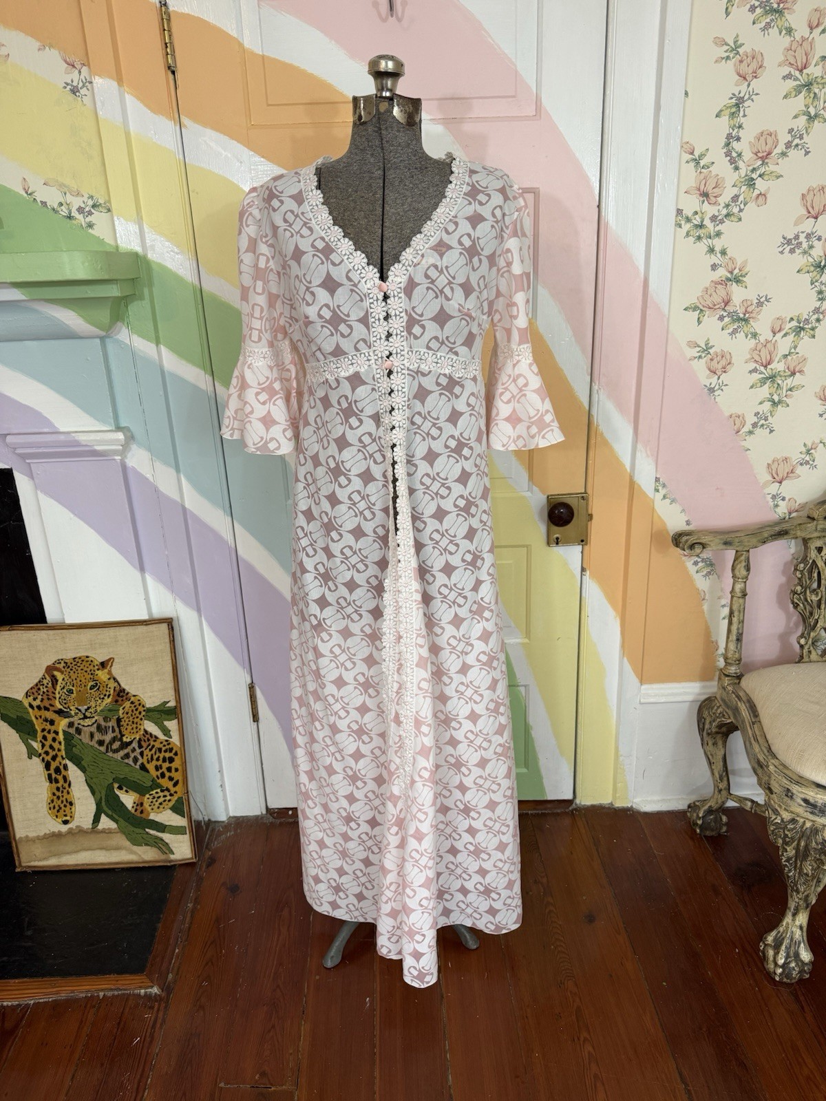 VNTG Mayestil Spanish Peignoir Robe Pink Geometric Floral Lace Trim Sz S 💛🍄