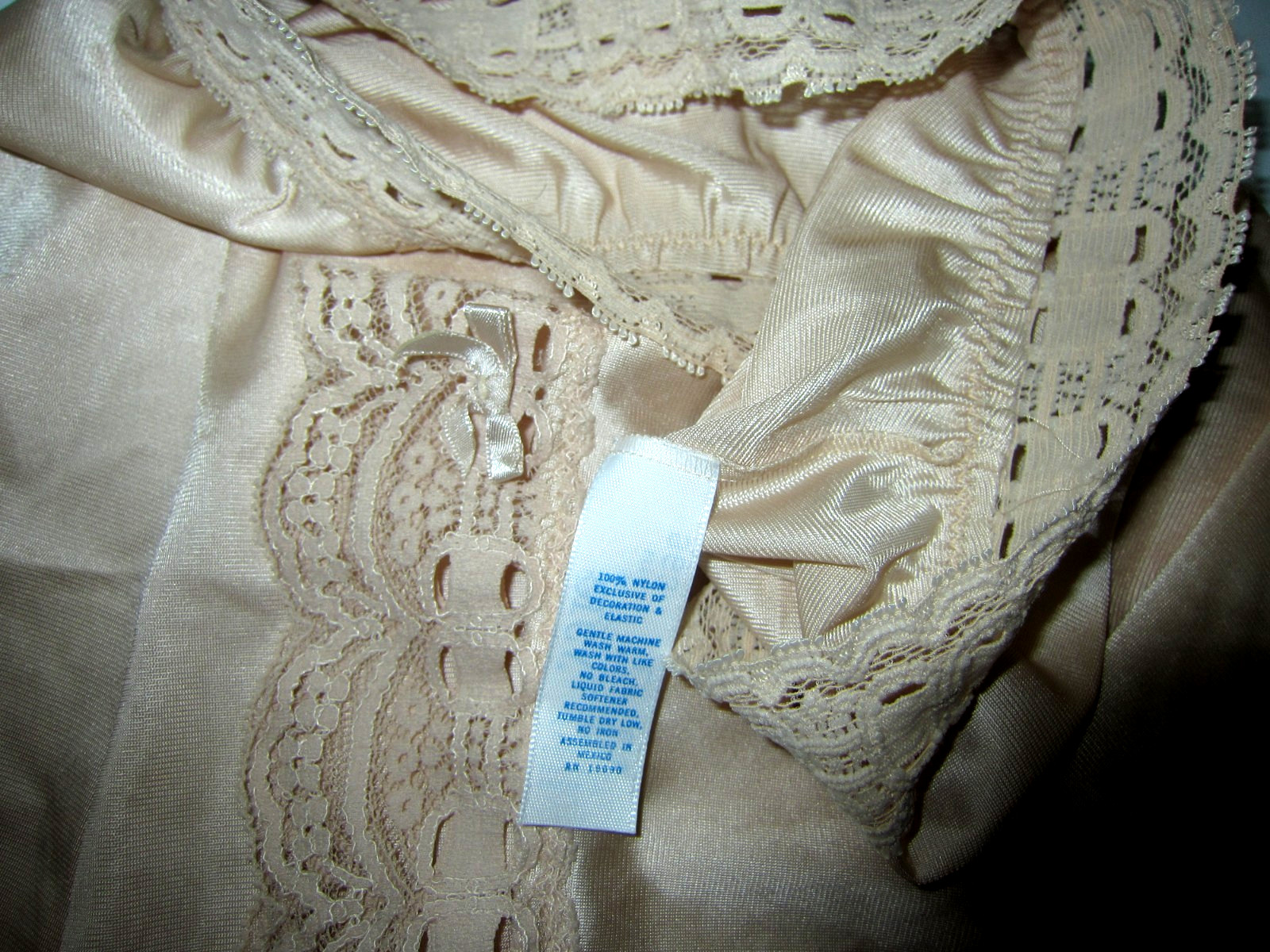 Vintage OLGA SECRET HUG SATIN NYLON WIDE SCALLOPED Floral Lace Silky Half Slip L
