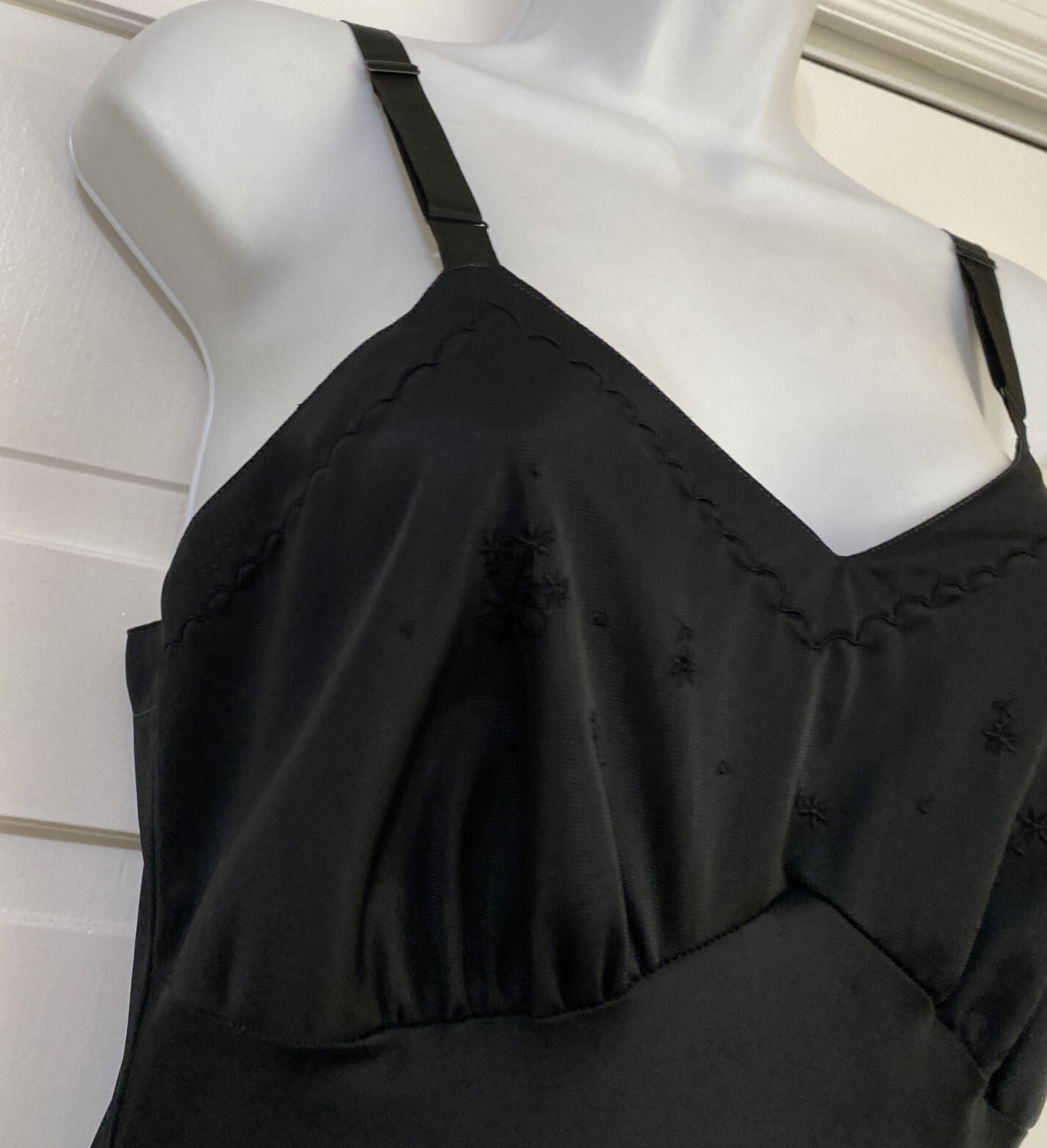 Vintage ARISTOCRAFT Nylon Black Full Slip w/ Scalloped Hem Size 34 Short