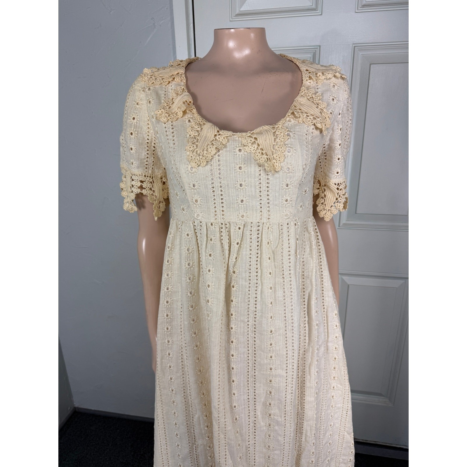 Vintage 70s Women’s Dress Eyelet Maxi Bohemian Lace Floral Cream Prairie NN16