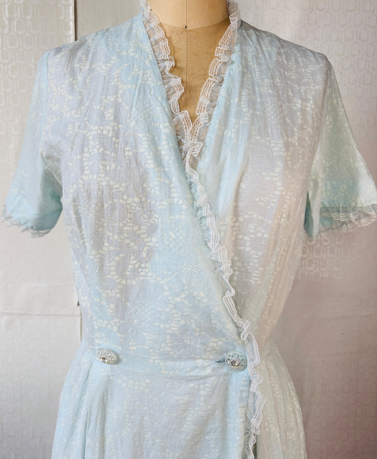 VTG 40’S HANDMADE SEMI SHEER MINTY BLUE FLORAL COTTON LACE WRAP HOUSE DRESS*S