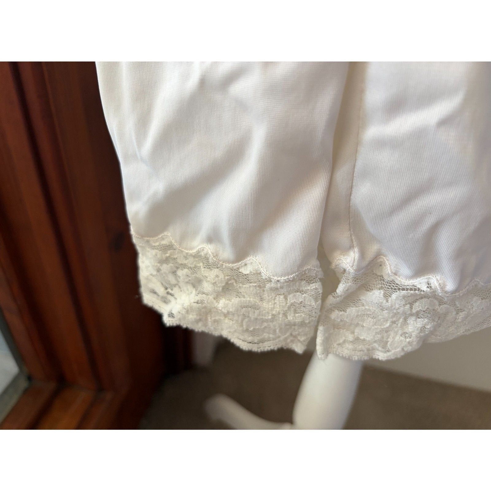 Vintage White Lace Trim Cottagecore Romantic Classy Retro Pin Up Mod Slip M