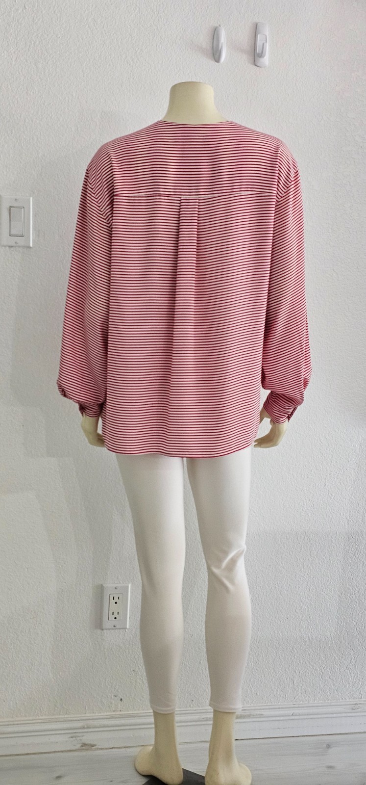 Rare Vintage 80’s and 90′ Jones New York blouse 100% polyester great condition.
