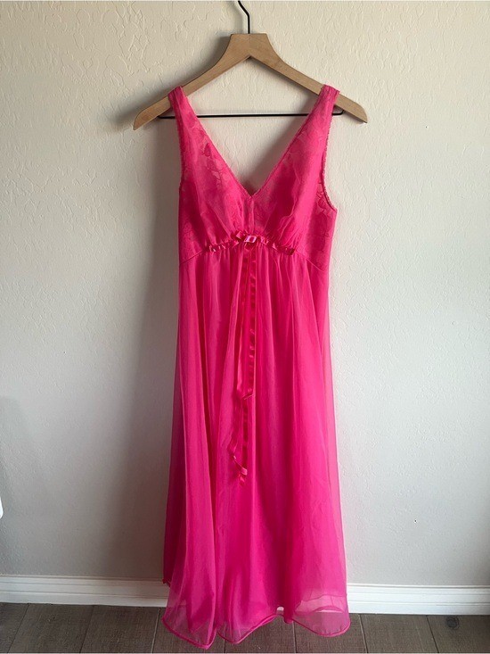 VTG 32 Vanity Fair Pink Glamour Sheer Floral Overlay Chiffon Nylon Nightgown