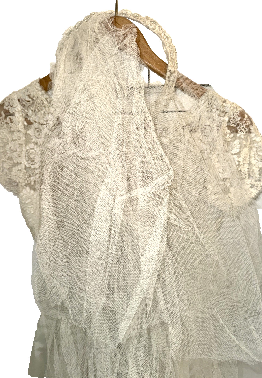 1960s Vtg Chantilly LACE SATIN WEDDING GOWN Petticoat VEIL Sz Small Saks 5th Ave