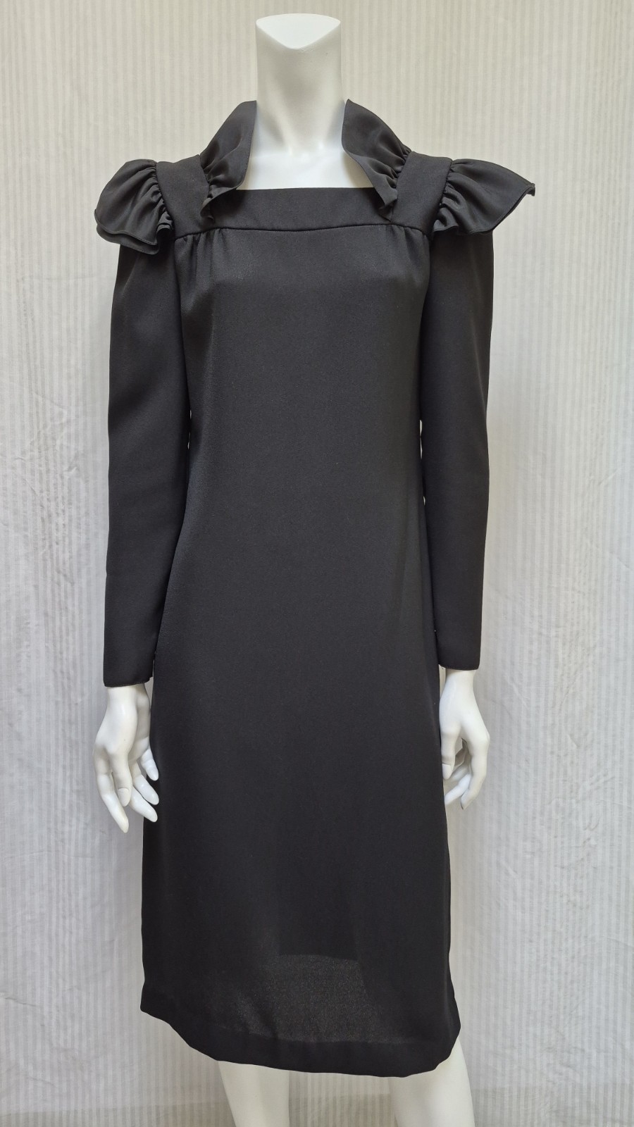 Vintage DAVID MORRIS Black Crepe DRESS w/ Ruffle Shoulders – Size S