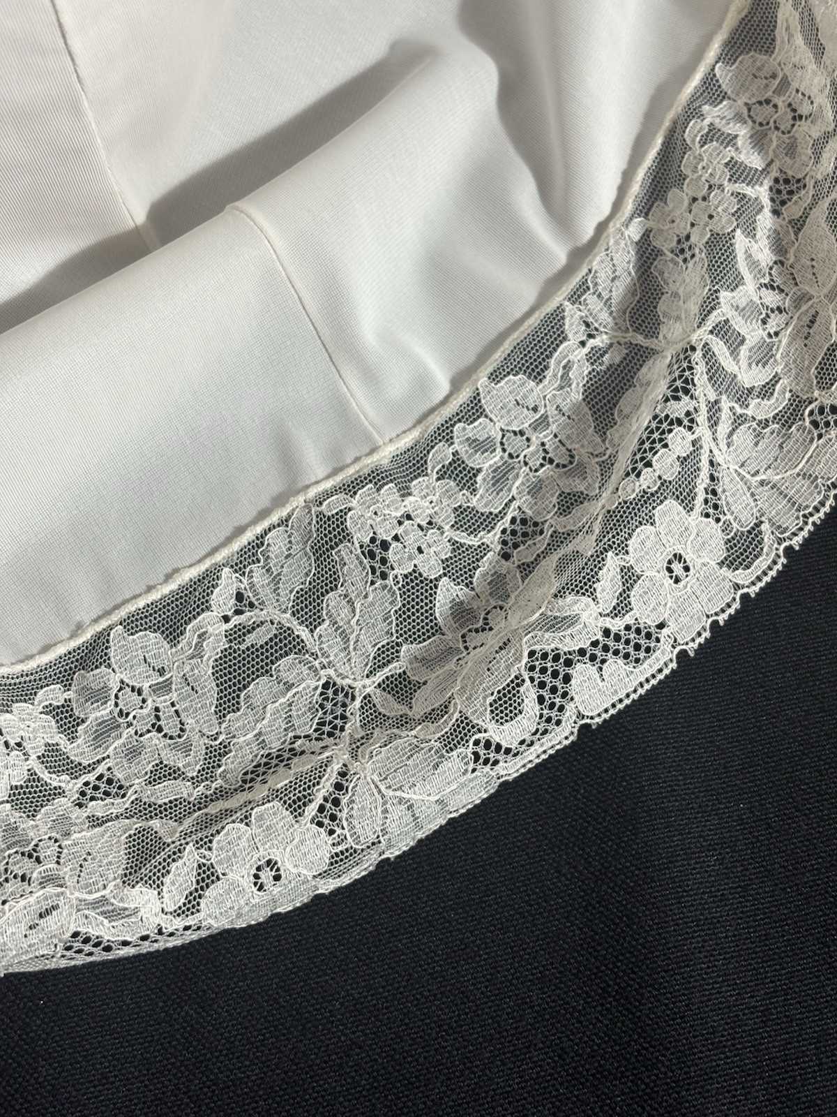 Vtg SILKY SOFT SLIP GOWN CHANTILLY LACE NIGHTGOWN Negligee WOMAN SLIP