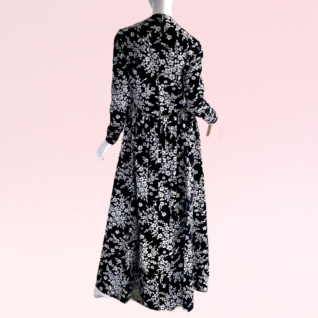 1970s Vintage Geoffrey Beene Boutique Metallic Velvet Floral Evening Party Dress