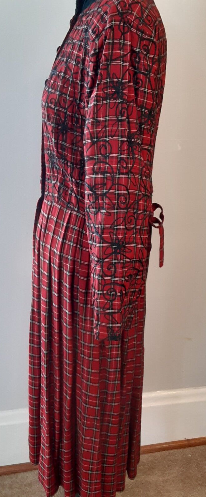 COUNTRY WEAR CLOTHING CO. DRESS SCOTCH PLAID RED BLACK EMBROIDERY SIZE 8P B=36
