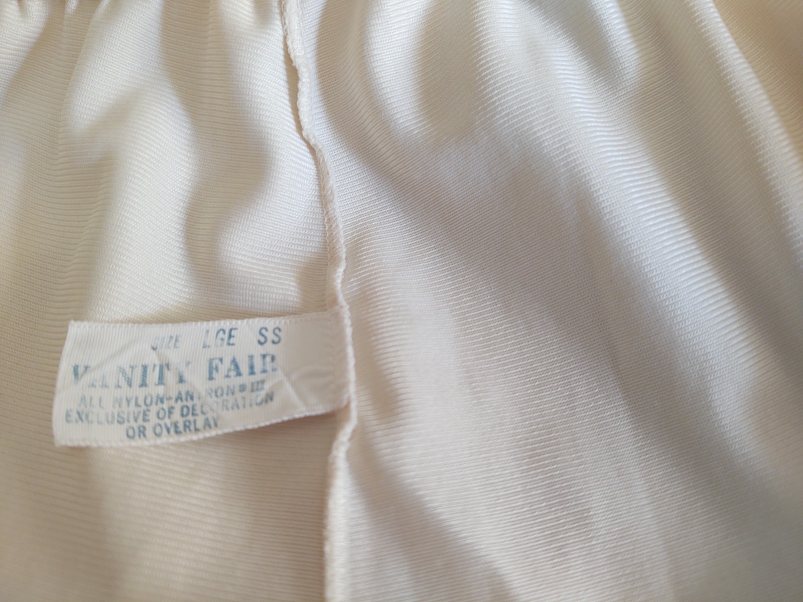 Vintage Silky Soft Nylon & Lace CREAM Half Slip VANITY FAIR Slit Large SS WOW!