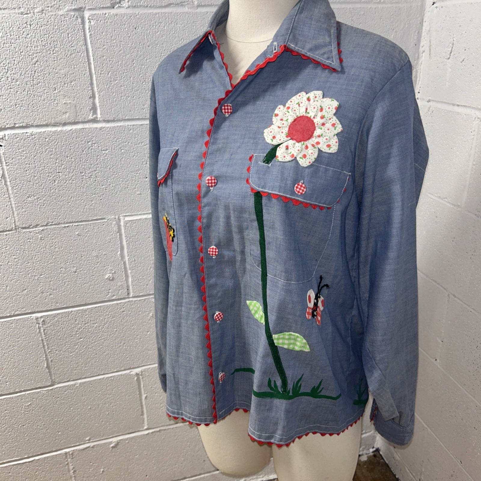 VTG Chambray Hand Embroidered Shirt Blue Floral Bee Holly Hobby Big Mac Med E4