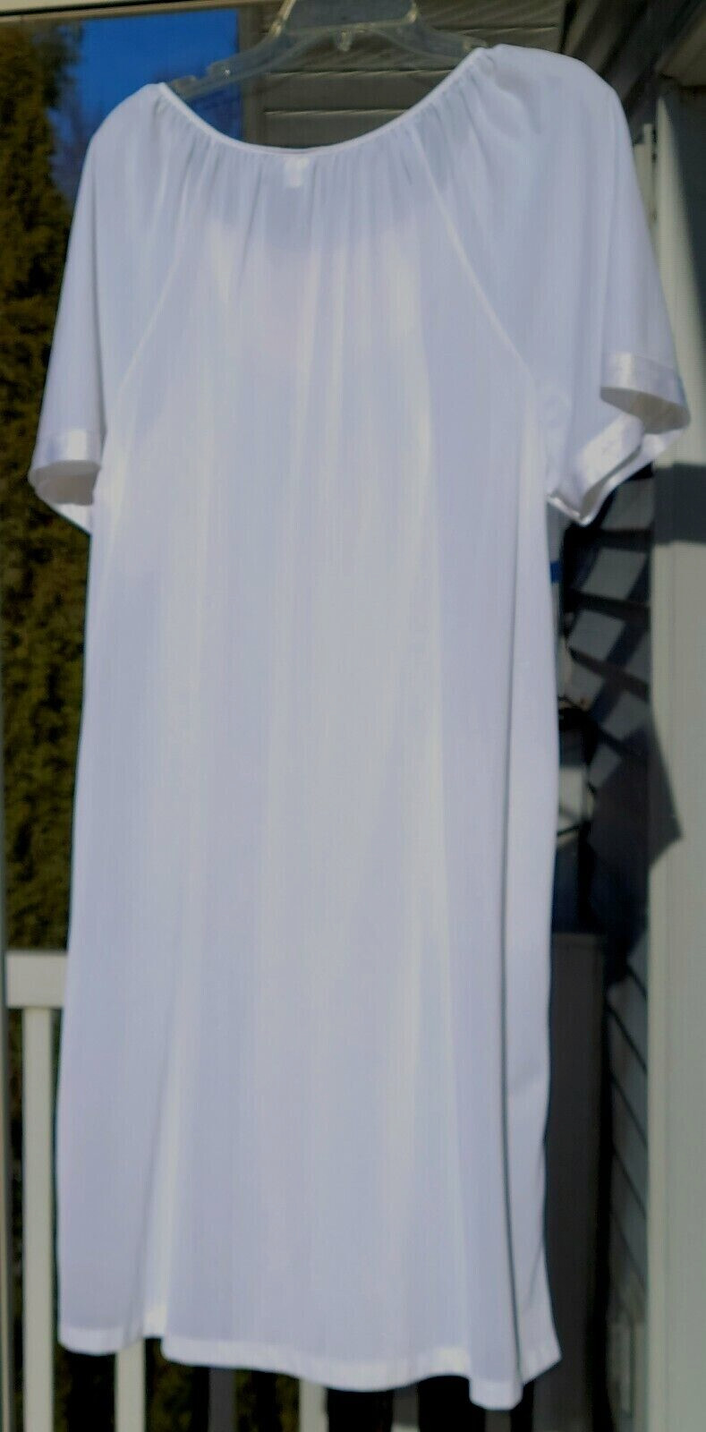 VTG Kelly Reed Robe Gown Size L Short Sleeves Nylon Embroidery Coastal Soft Girl