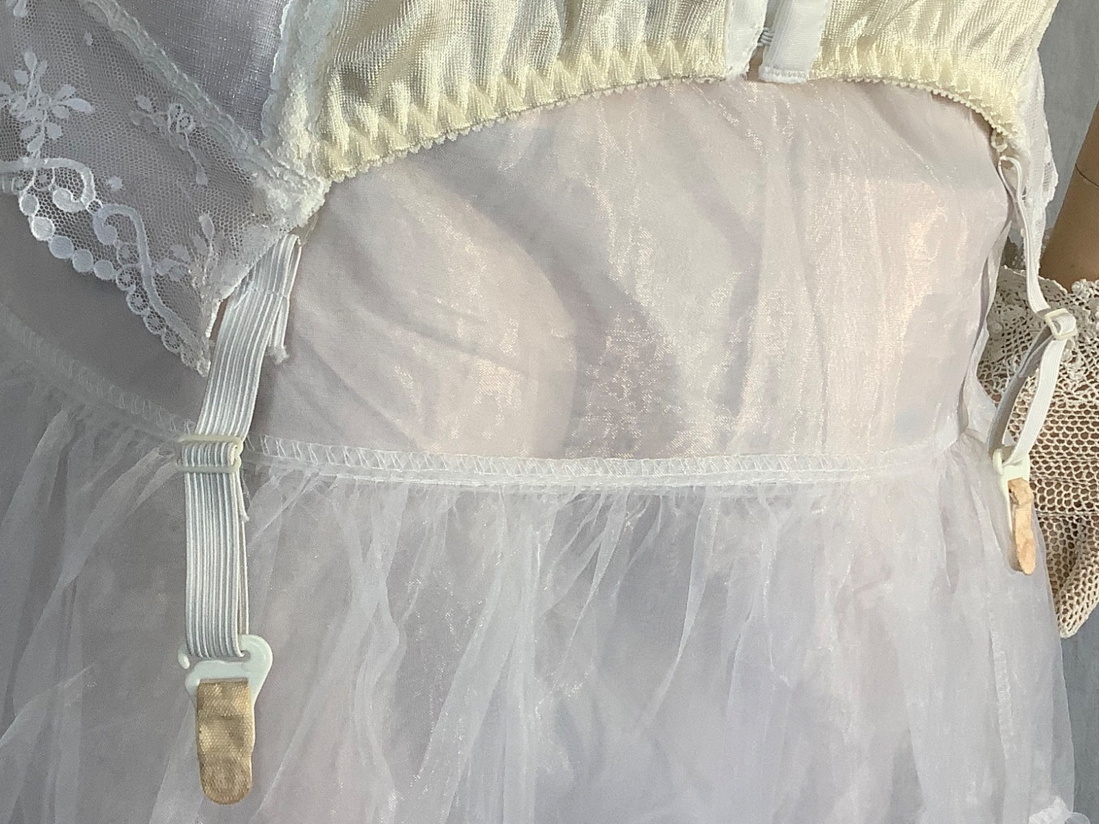 Vintage strapless Bustier bra UW white Boned sheer Lace 38DD Silhouette 4 garter