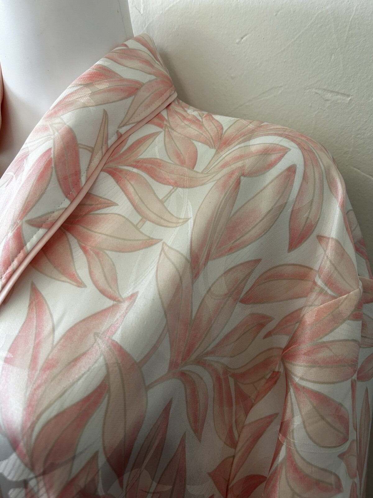 Vintage NATORI Nieman Marcus Silky Robe Pink Floral Lace Accents Size Medium
