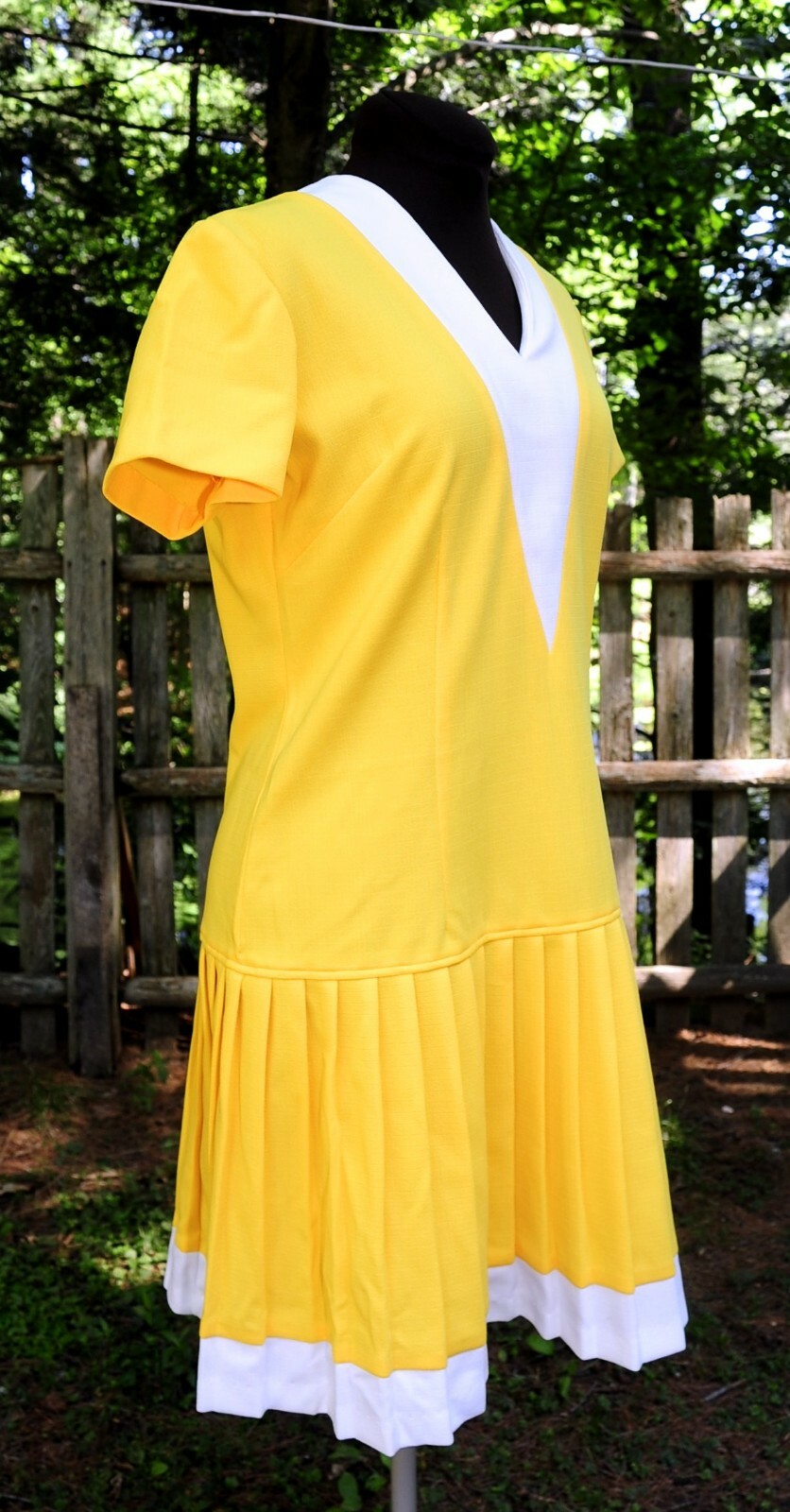 Vintage 60’s Bright Sun Yellow Pleated Poly Scooter Shift Dress MED „V” Neckline