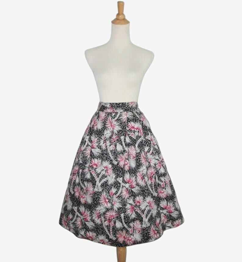 Vintage 1950s Black Floral Skirt With Red And Gray Design – Size M