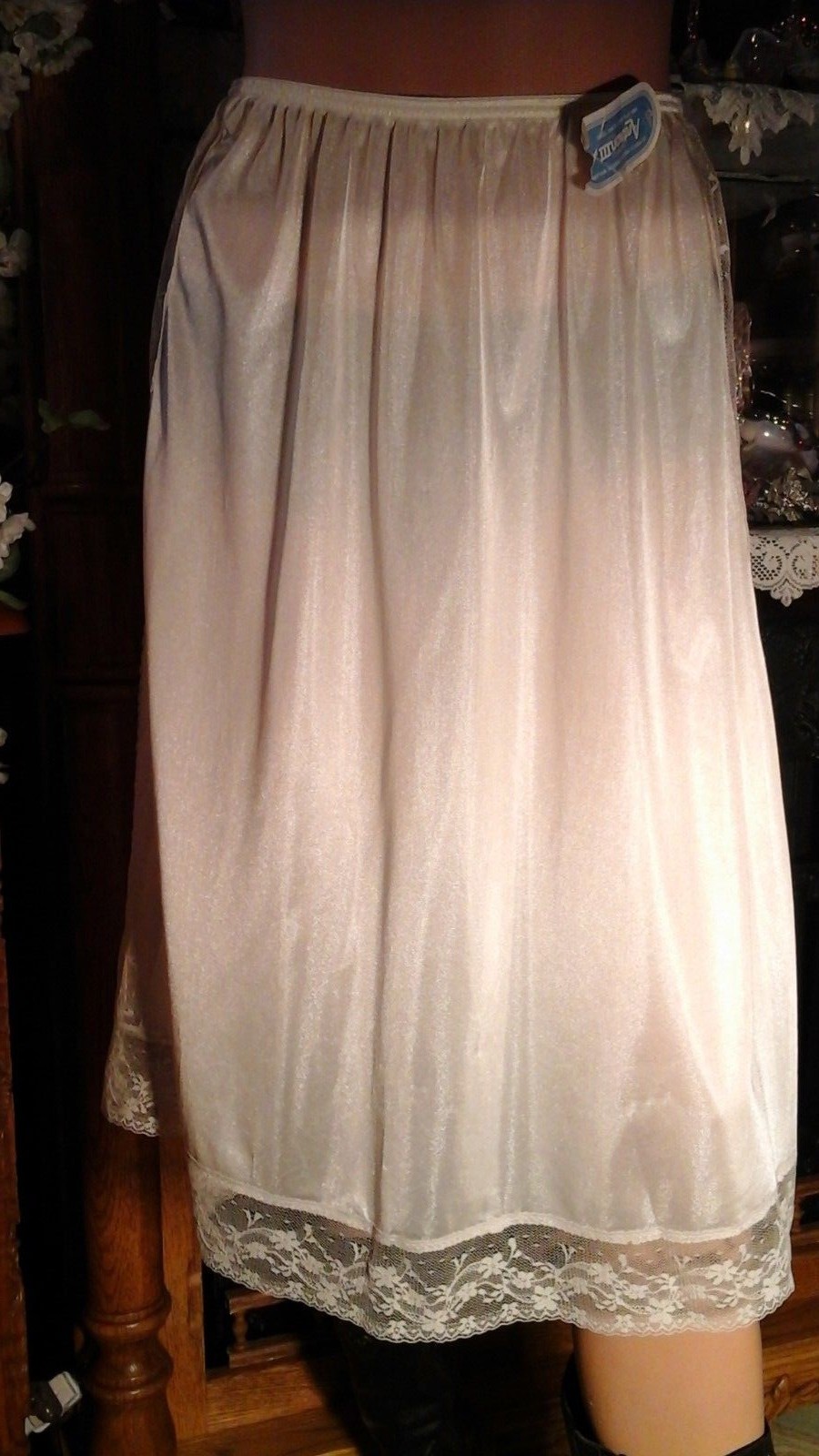 VTG MARDOR NWT SILKY NYLON ANTRON III CREAM SHIMMER HALF SLIP MED LG ECRU LACE
