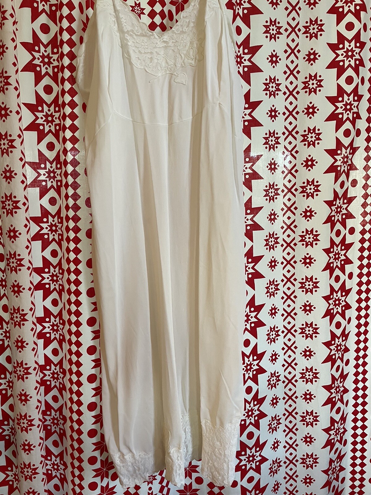 VINTAGE WOMENS FULL LENGHT LACE TRIMMED SLIP CREAM/IVORY SIZE UNKNOWN/NO LABEL