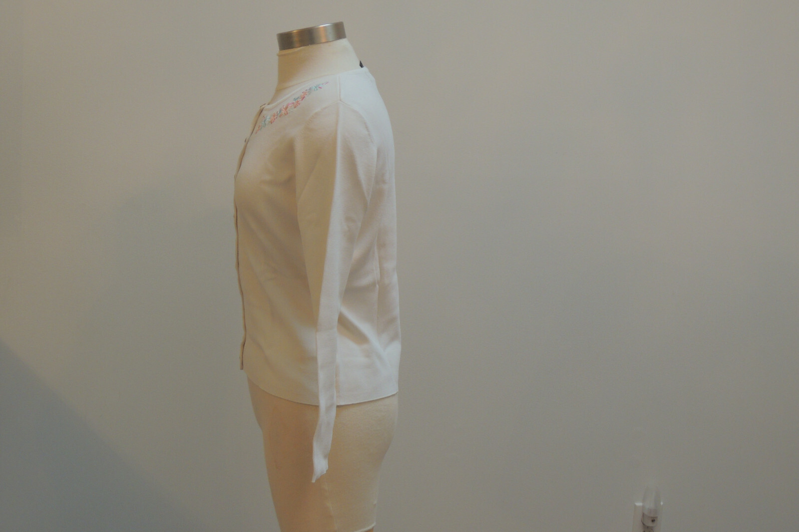 VTG 90s LINDA MATTHEWS Cardigan WHITE EMBROIDER RAYON AND NYLON -MEDIUM
