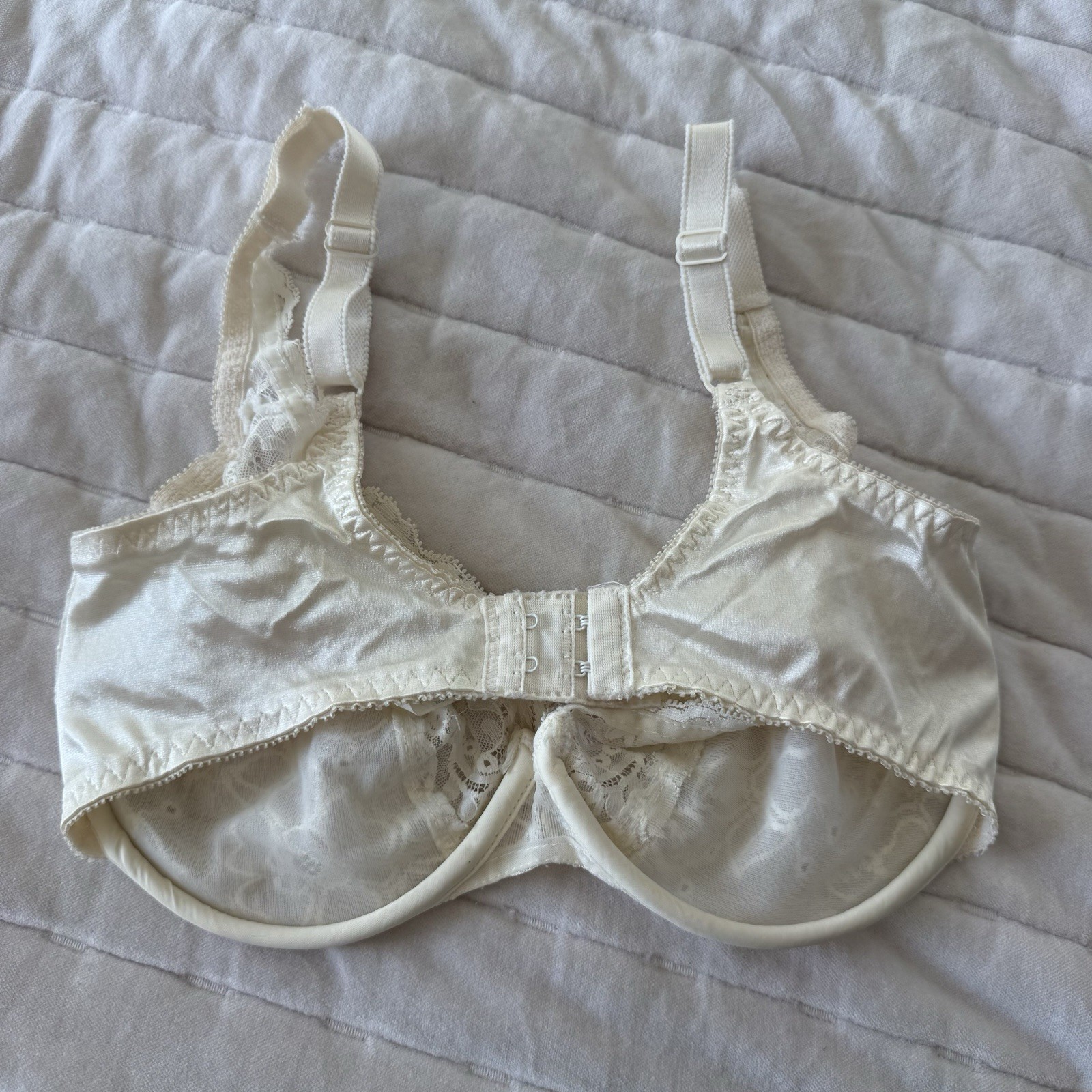 Vintage 90s Olga Underwire Bra Ivory Sheer Lace Satin Style 33580 Embroidered