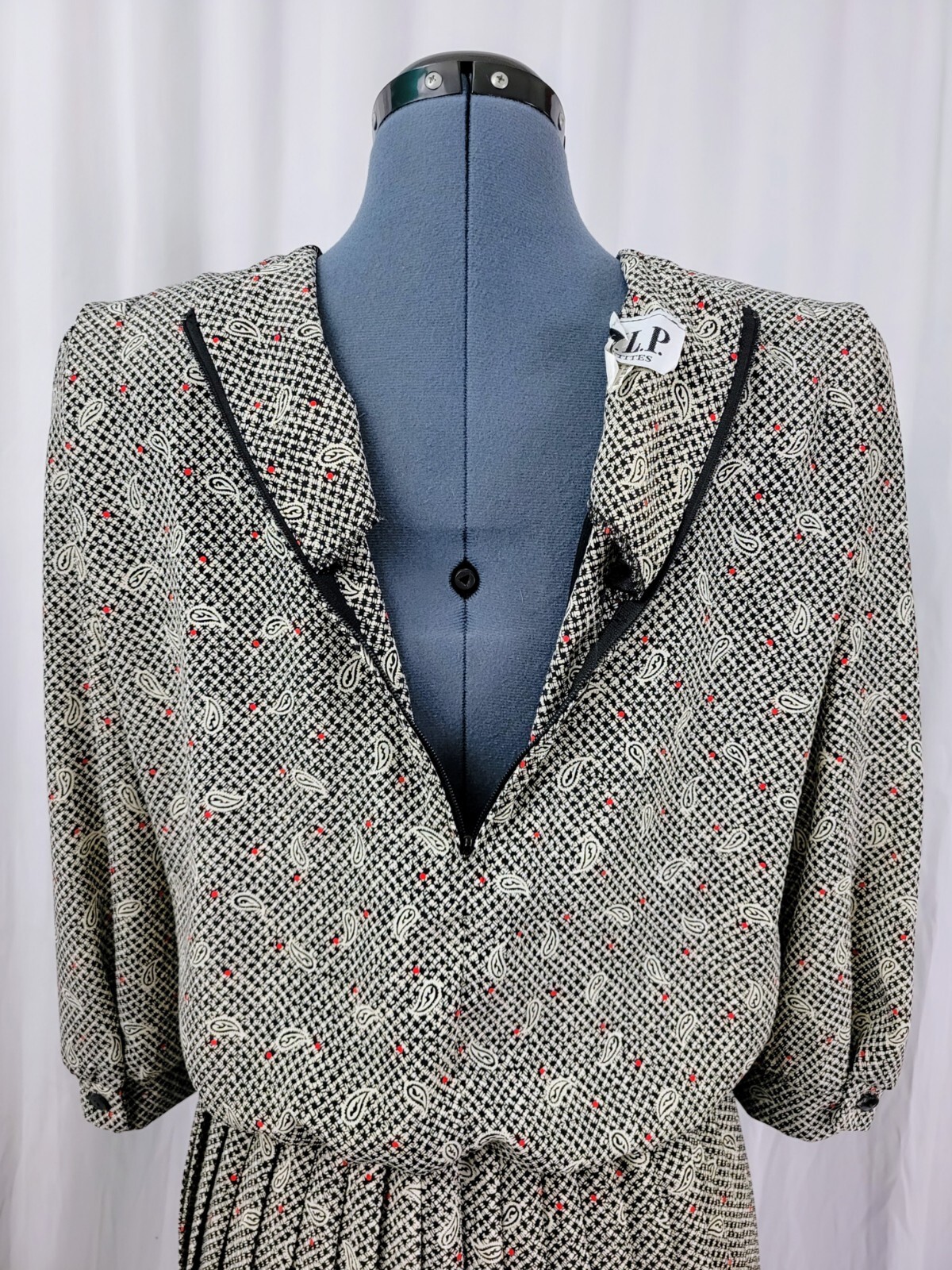 Vtg VLP Petites Cream & Black Patterned Dress w Red Acc & Border Trim Size 12