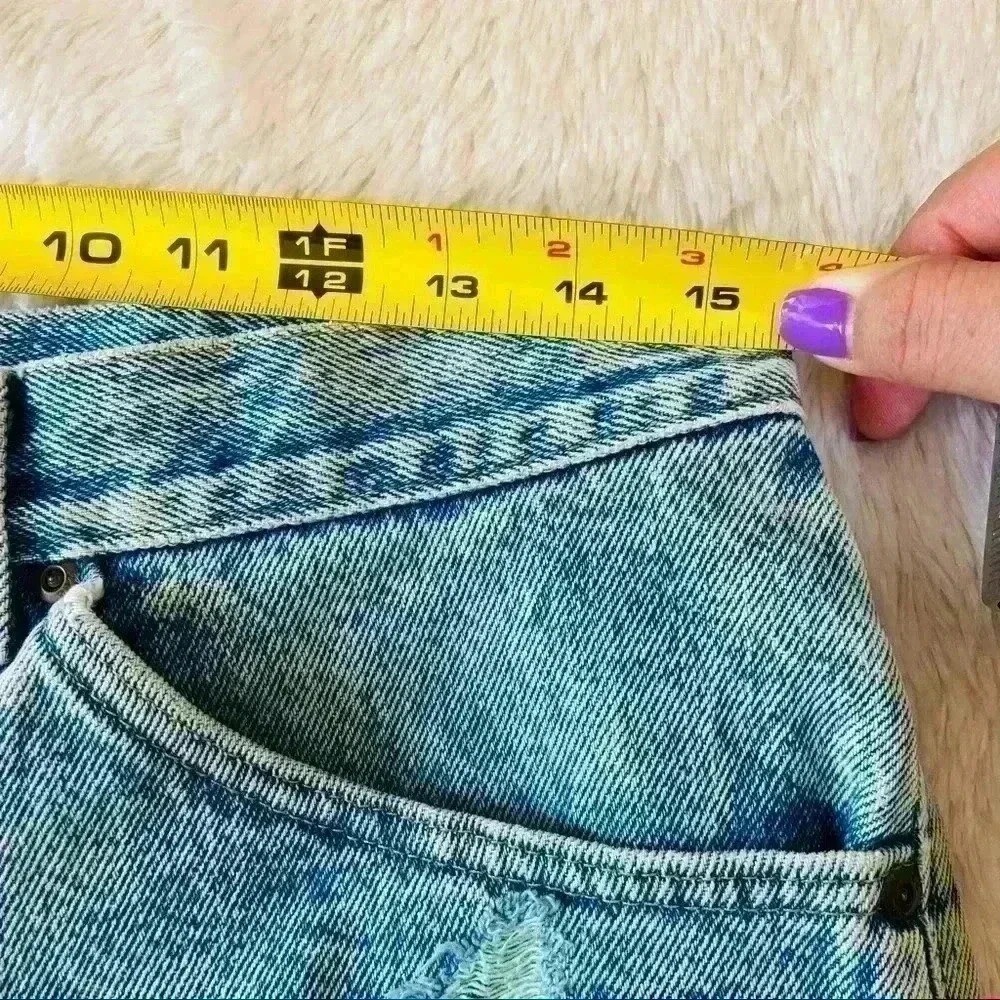 Vintage Vintage Turquoise Tinted High Waisted „Mom” Distress Cutoff Jean Shorts