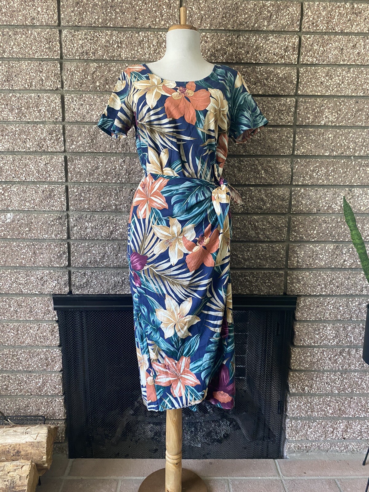 Vintage Hawaiian dress medium Tiki Oasis Rockabilly Floral Leaf Sarong Fitted