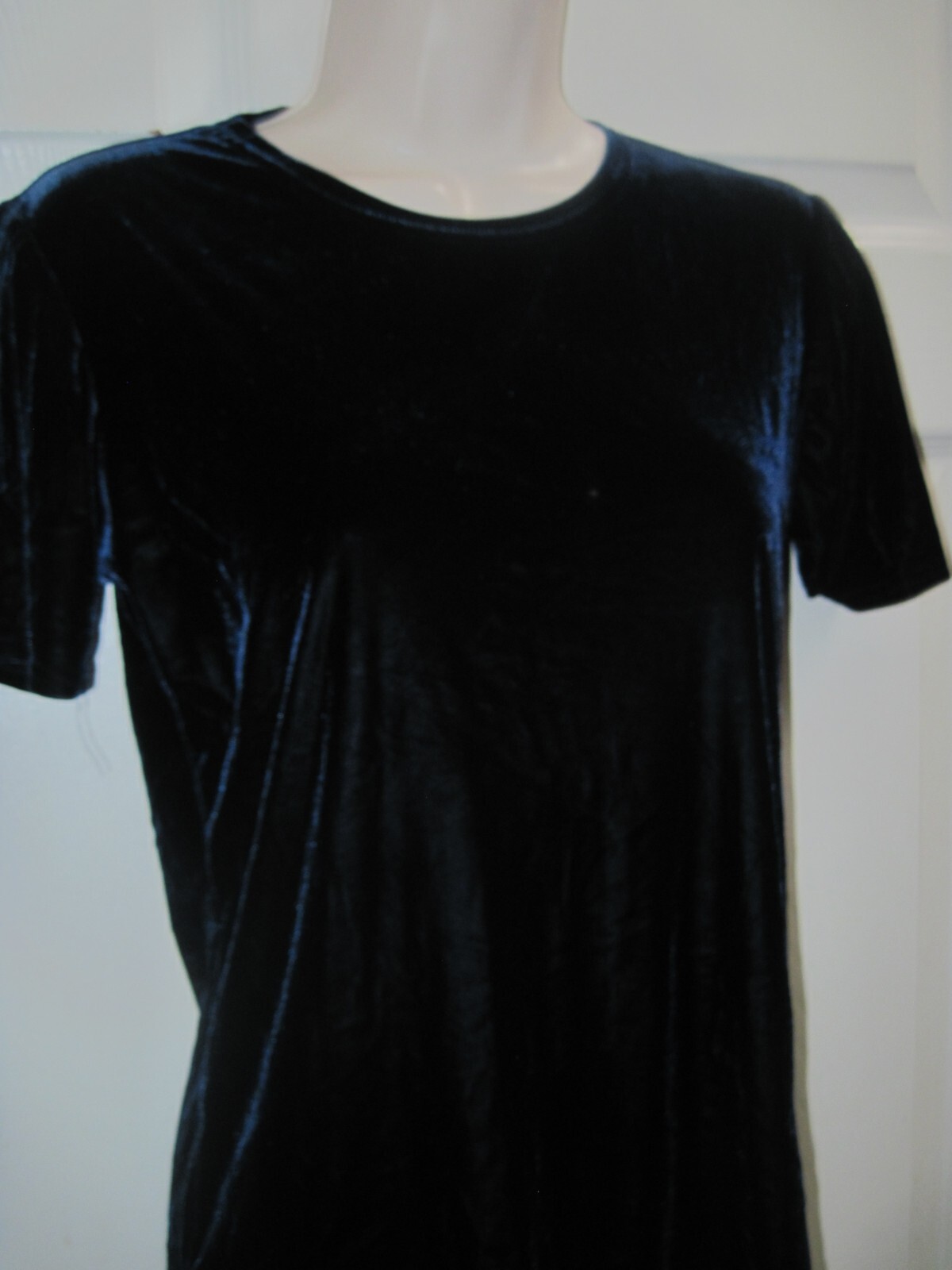 Kathy Ireland Women’s Medium Dark Blue Velvet Top Short Sleeves Round Neck