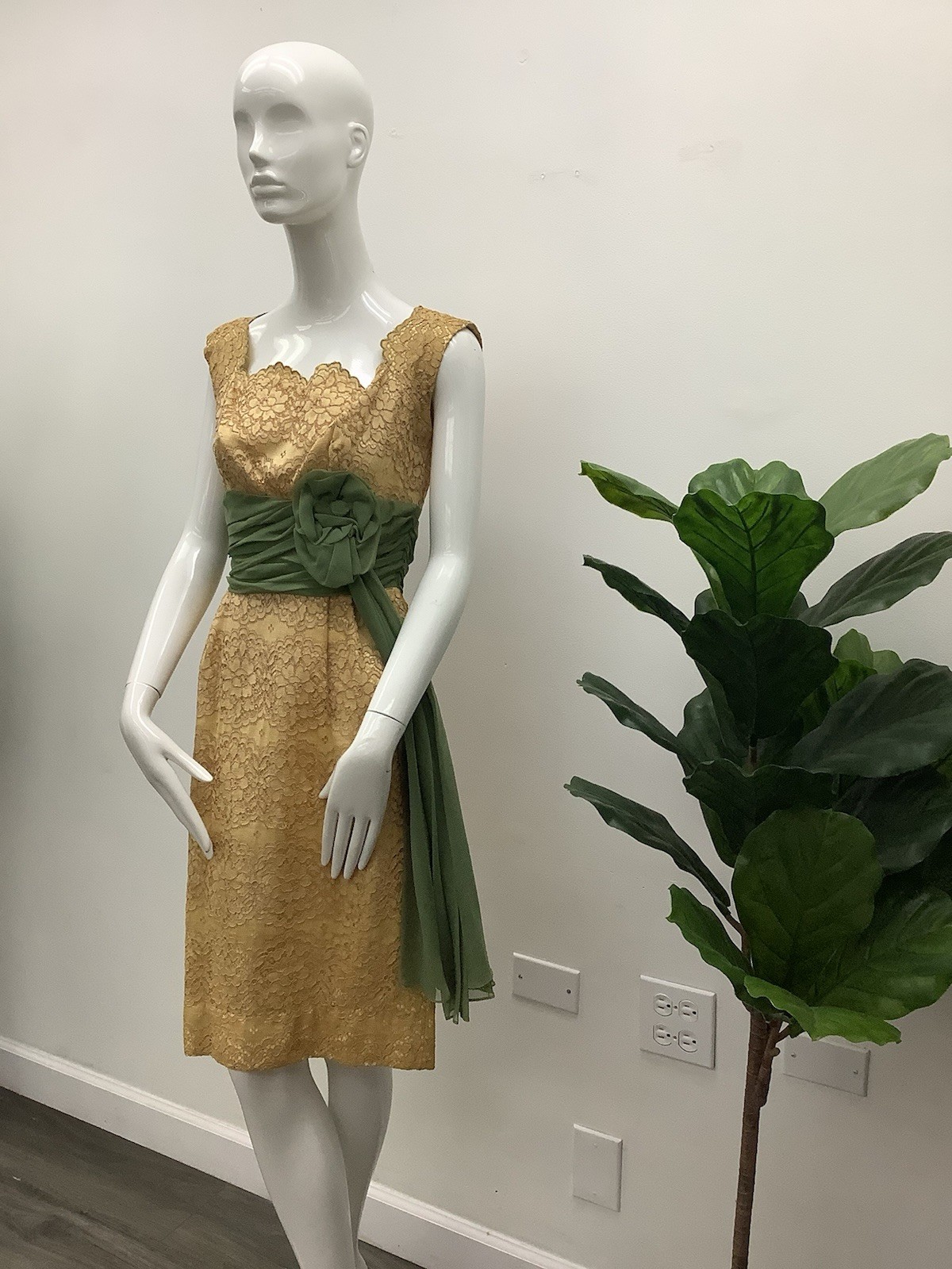 Vintage Dress – Size S/M – No Original Tag – Pre-Owned