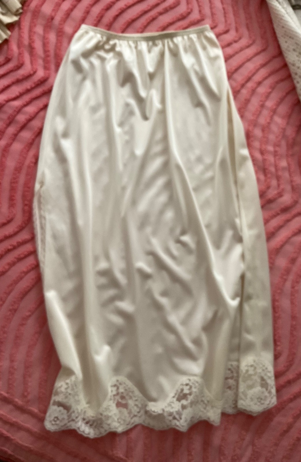 VTG 'BODY LITES’ FOR JC PENNEY SZ SM NYLON HALF SLIP EGGSHELL/CREAM LACE HEM EXC