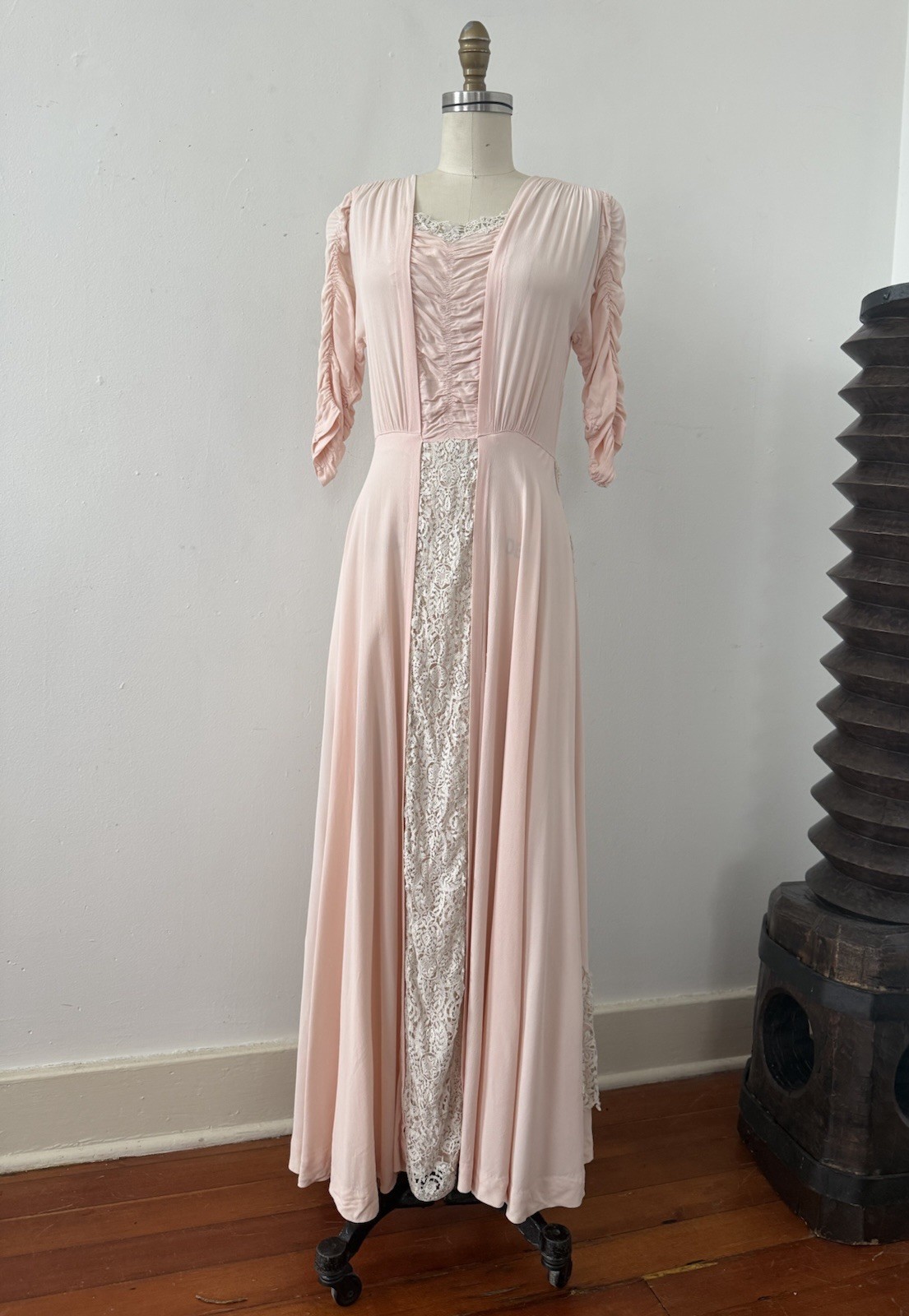 Stunning 1940s Pink Crepe/Crocheted Lace Gown Wide Sweep Skirt XS S