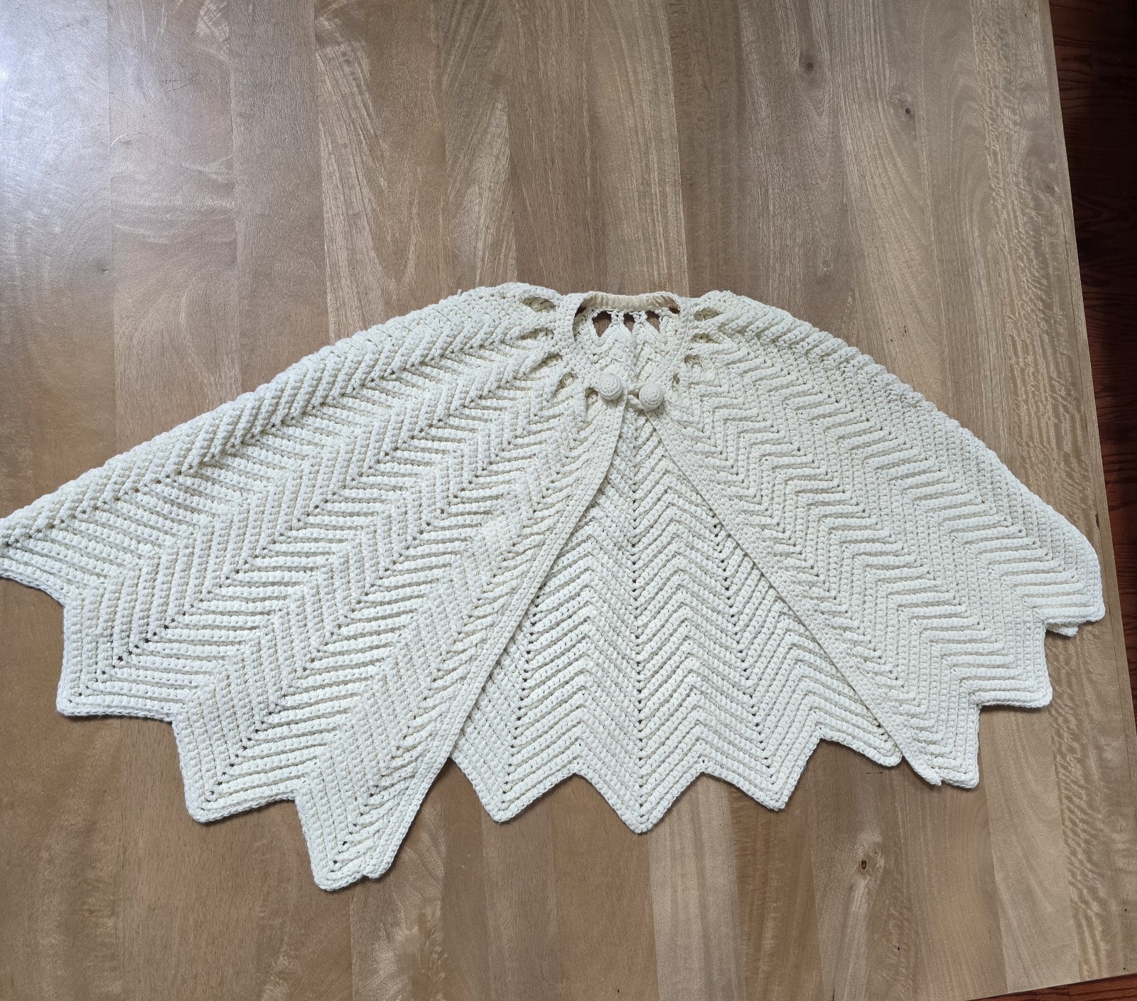 VTG 70s Handmade Crochet Cape Poncho Ivory Chevron Zig Zag Scalloped Knit Shawl