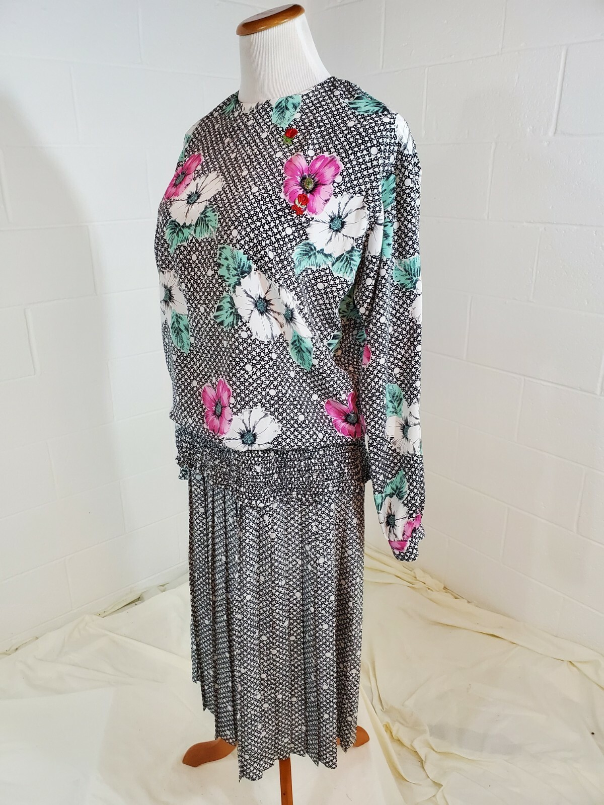 Jerrie Lurie Multicolor VTG 1970s Floral Grandmacore Pleated Dress w FREE Brooch