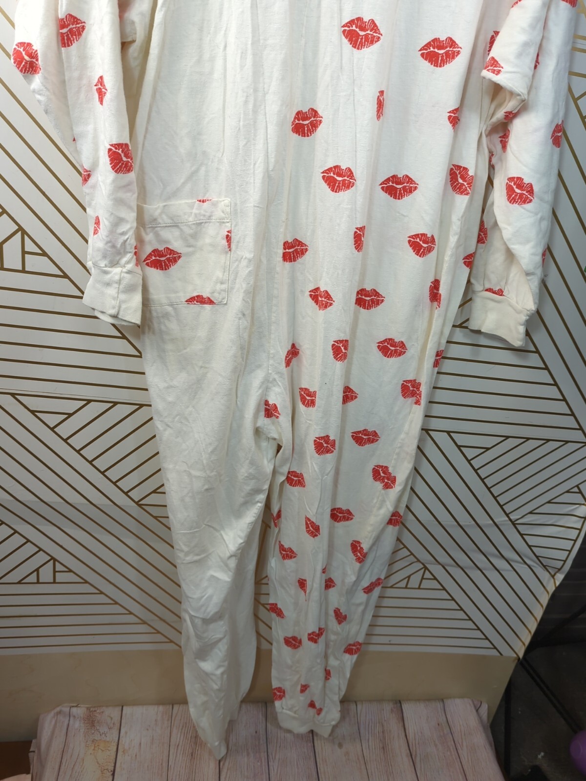 NAP BRAND Vintage One Piece Jumpsuit Sleeper Pigs Lips Kisses Button Up LARGE