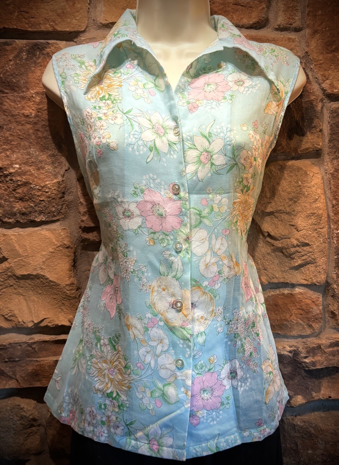 Collector’s dream! Vintage 1960’s Judy Bond Sleeveless Summer Floral Blouse