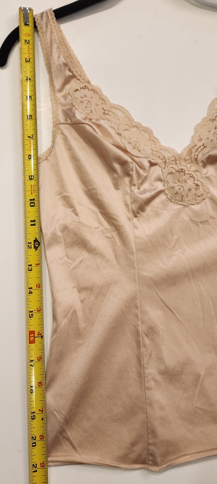 Vintage VASSARETTE Camisole Tank Top Beige Sz 32/XS Silky Nylon V-Neck Lace Trim