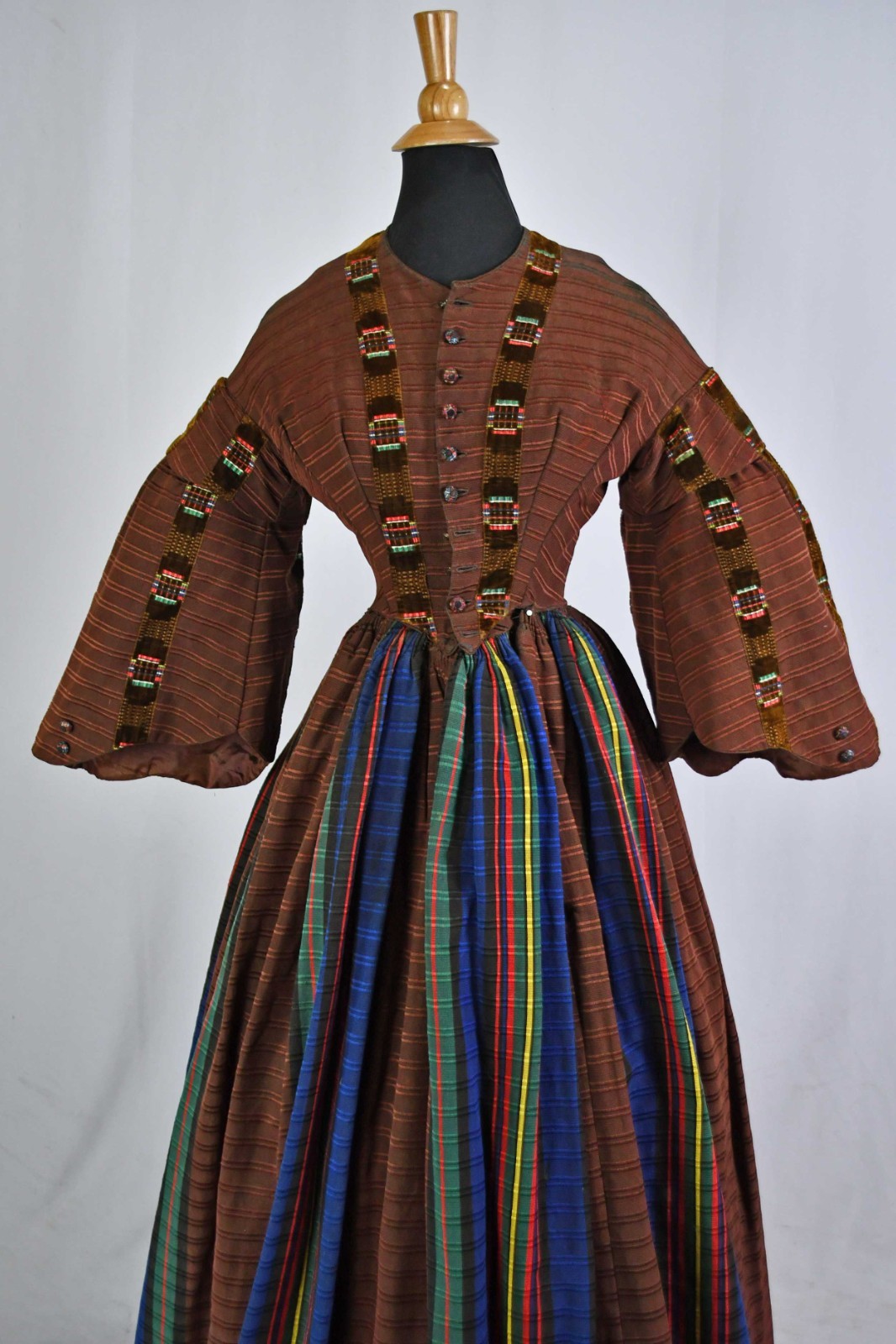 VICTORIAN LADIES DAY DRESS WITH WIDE PAGODA SLEEVES, c.1850’s