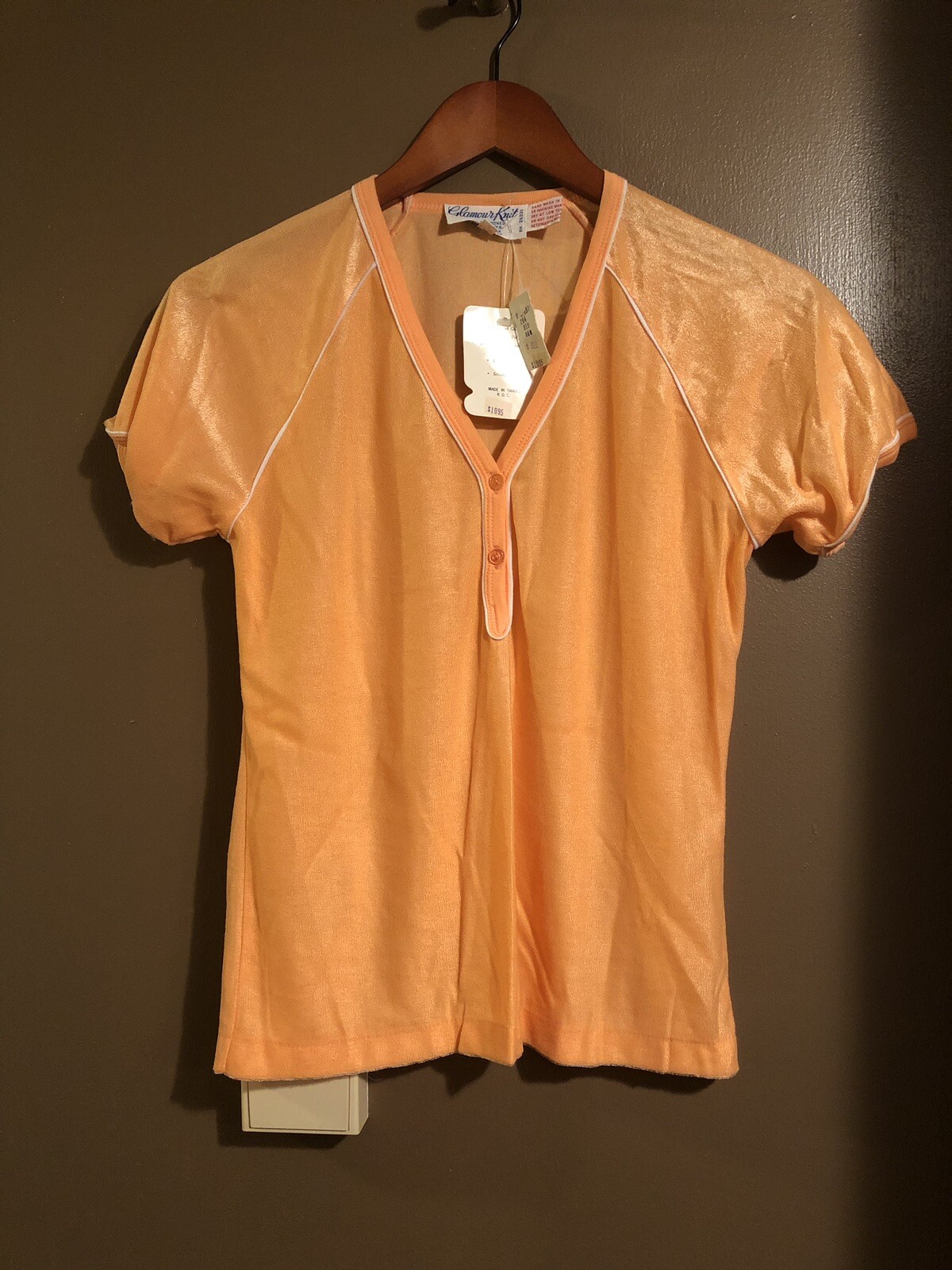 Vintage NWT Glamour Knit Short Sleeve Shirt Medium Polyester 1970 Peach V Neck