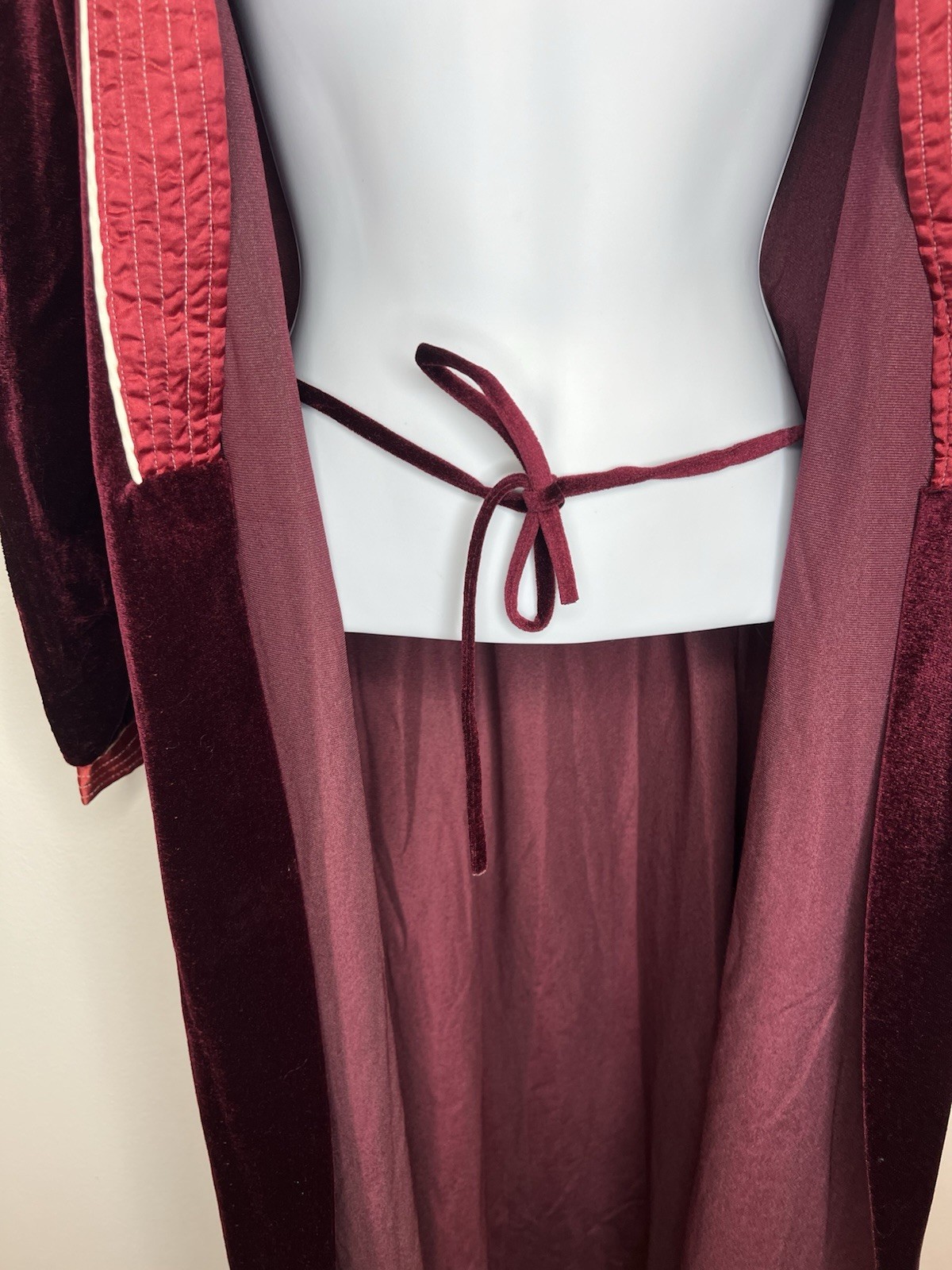 Vintage Anne Leslie Robe Small Burgundy Velvet Satin Embroidered Excellent USA