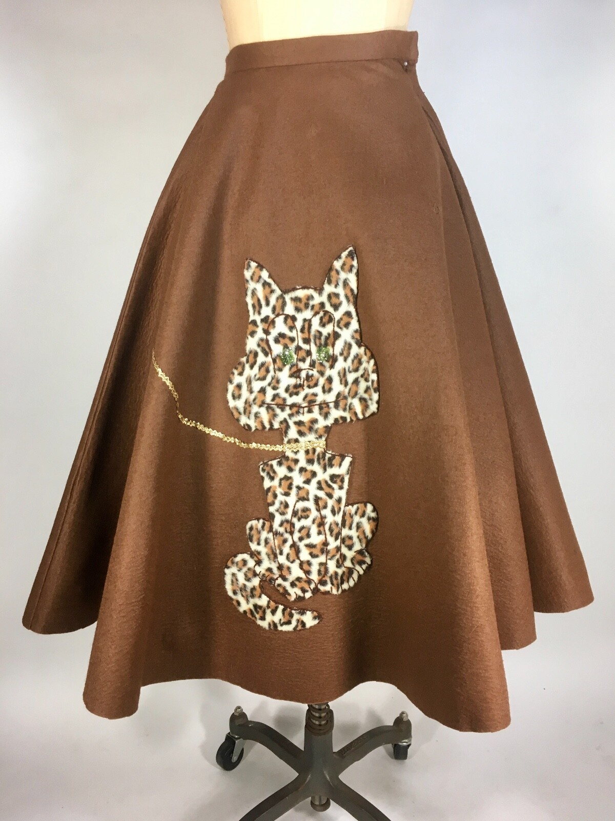 Vintage 1950’s wool felt 'Poodle’ style CIRCLE SKIRT w/Leopard cat appliqué 23″w