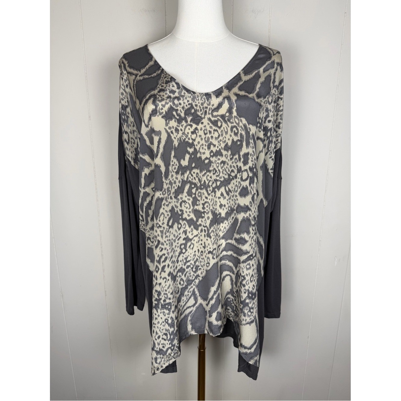 Biya V-Neck Flowy Modal Tunic Top Animal Abstract Print Size Large