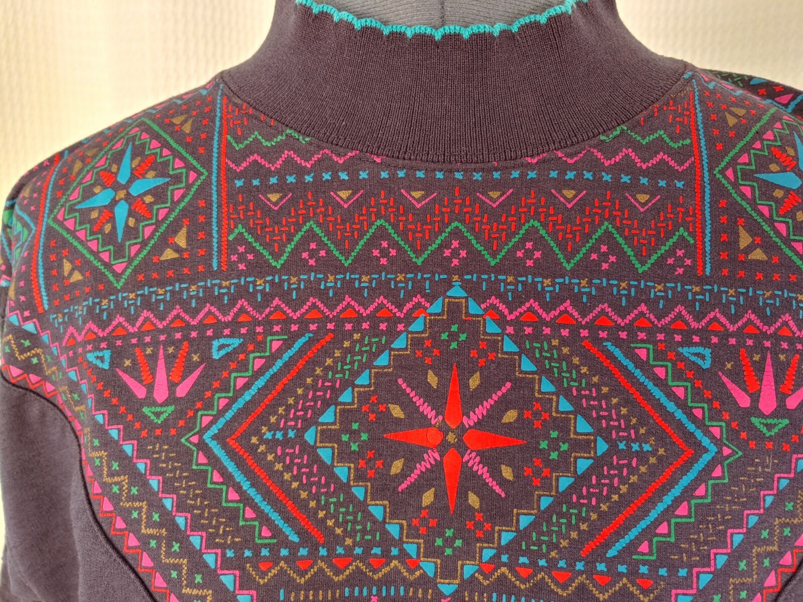 Vintage Blast Navy Sweatshirt with Pockets and Chest Design Size Medium