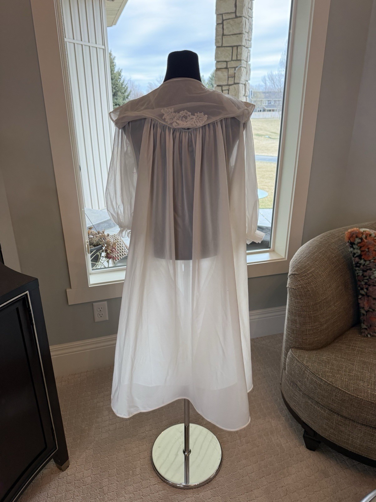 Vintage Vanity fair Ivory Lingerie Robe Sheer 34 Pretty