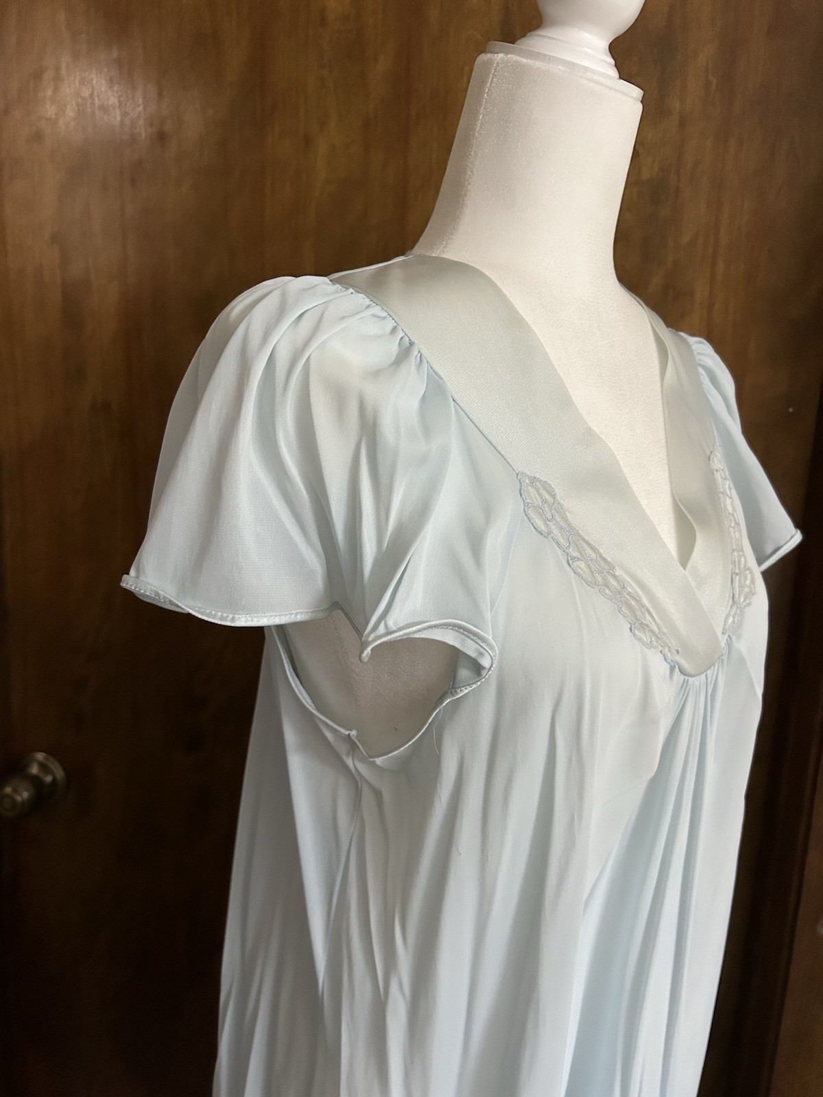 VTG 1980’s Light Blue Nylon V-Neck Pretty Cap Sleeves SZ M Nightgown NICE