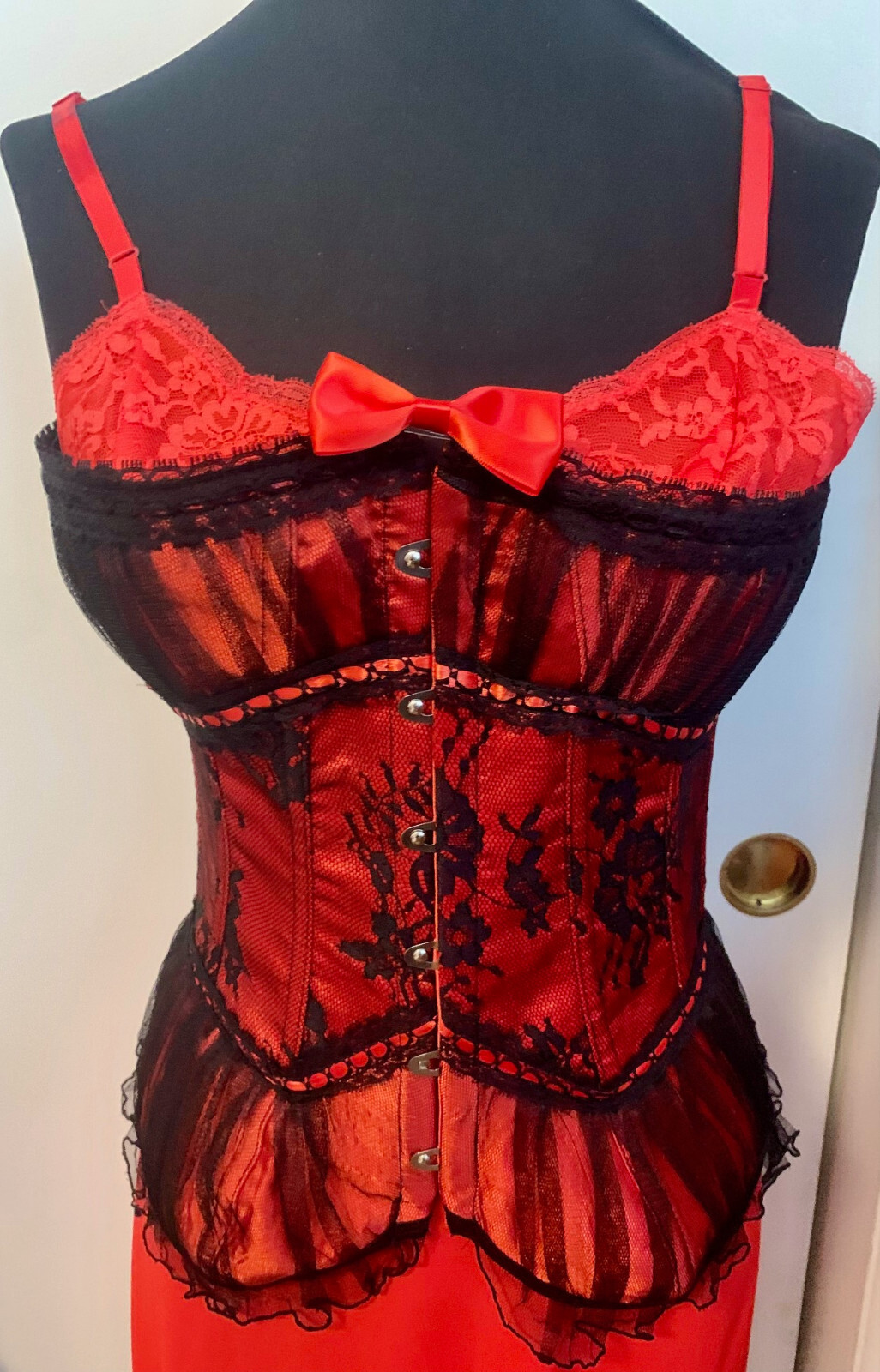 PINUP CORSET RED AND BLACK S-SM to 26″ Tags VINTAGE + FREE NOS 1950s STOCKINGS