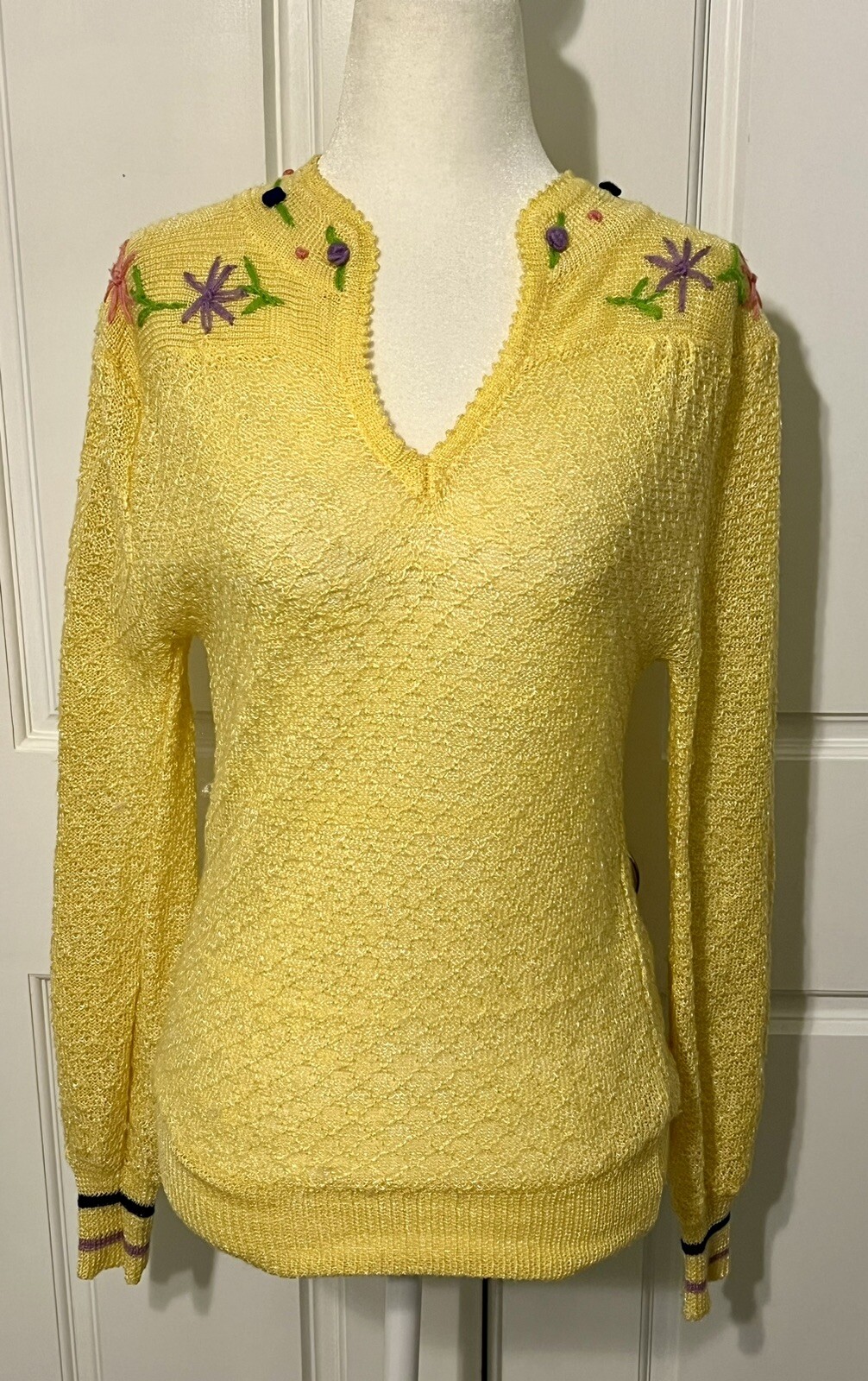 Vintage 1970s Yellow Crochet Knit Floral Embroidered Lightweight Sweater Sz S/M