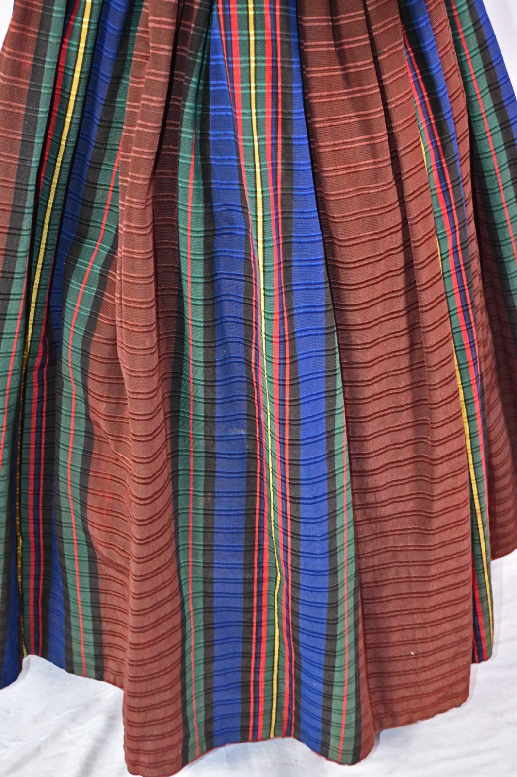 VICTORIAN LADIES DAY DRESS WITH WIDE PAGODA SLEEVES, c.1850’s