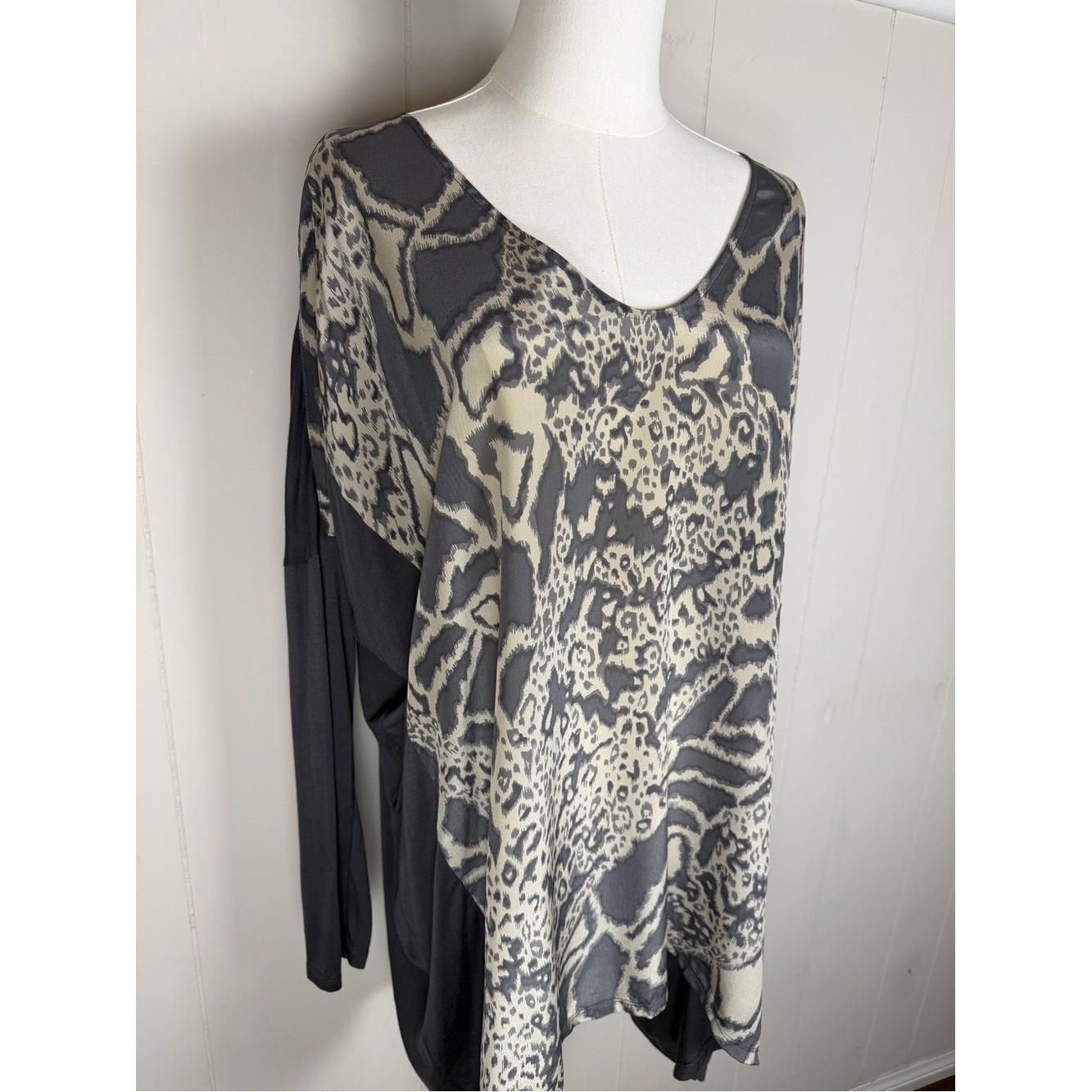 Biya V-Neck Flowy Modal Tunic Top Animal Abstract Print Size Large