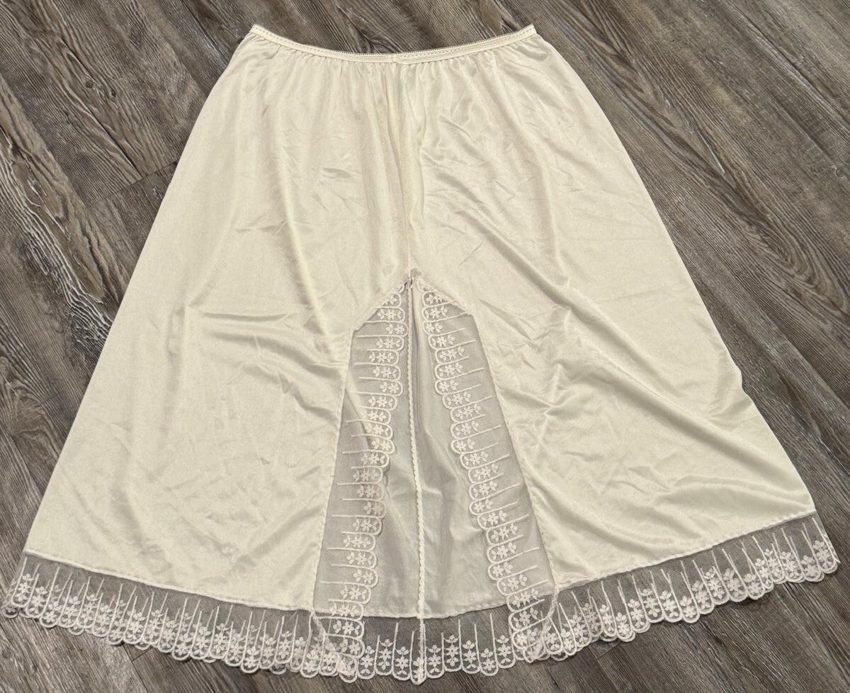 VTG 90’s Women’s Off White Nylon Wide Lace Elastic Waist Side Slit Half Slip L